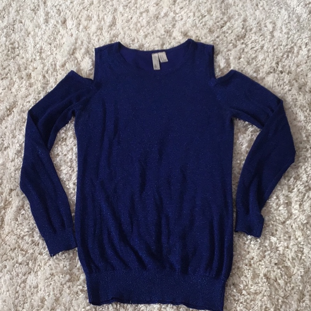 Cold shoulder sweater ❄️